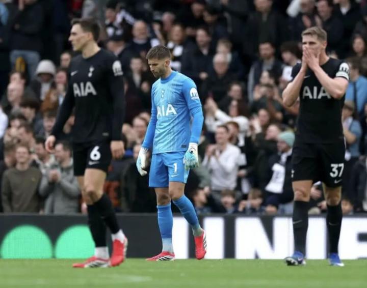 战富勒姆时球队表现不佳,热刺球迷高喊“你们不配穿这球衣” 新闻 战富勒姆时球队表现不佳,热刺球迷高喊“你们不配穿这球衣” 新闻