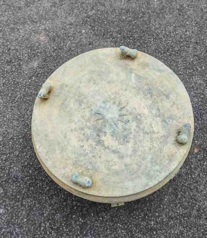 云南威信一村民耕作时挖出东汉铜鼓并主动捐出,专家:应为祭祀时的重要礼器 新闻 云南威信一村民耕作时挖出东汉铜鼓并主动捐出,专家:应为祭祀时的重要礼器 新闻 云南威信一村民耕作时挖出东汉铜鼓并主动捐出,专家:应为祭祀时的重要礼器 新闻