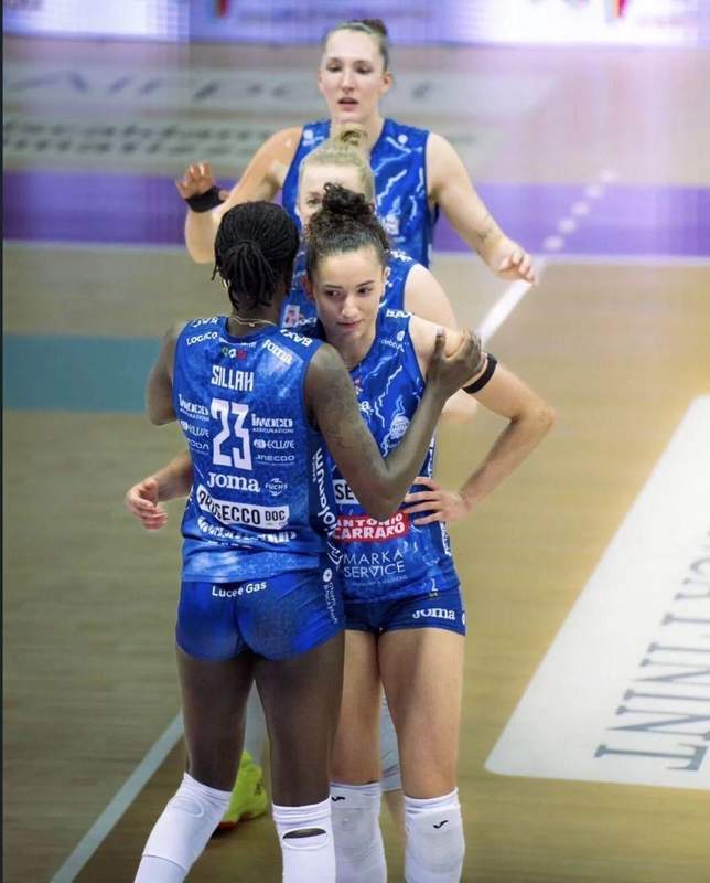  关于朱婷和加比在赛场相撞的伤情通报：左侧肋部意外撞击 没有骨折 新闻 关于朱婷和加比在赛场相撞的伤情通报：左侧肋部意外撞击 没有骨折 新闻