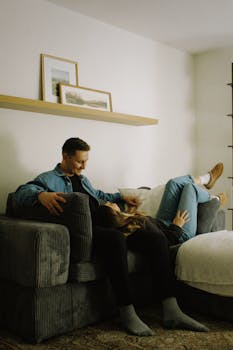 家有老人孩子，照护压力渐缓和；温暖政策相伴，幸福悄然生长。