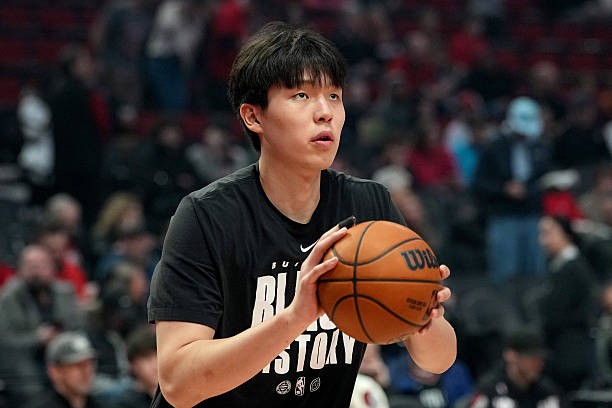 开拓者大胜步行者,杨瀚森末节登场;暴扣2+1惊艳全场,5分1板高效输出。 体育新闻