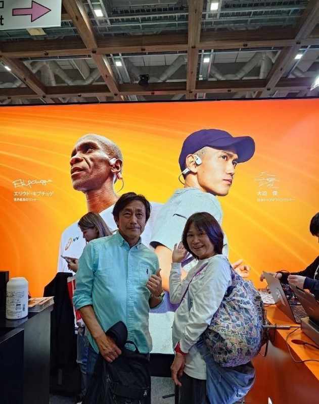 东京马拉松赛场,中国选手丰配友刷新全国纪录;大迫杰中文致贺,跑步精神跨越边界。 体育新闻