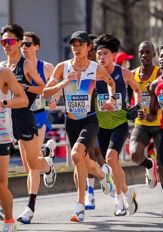 东京马拉松赛场,中国选手丰配友刷新全国纪录;大迫杰中文致贺,跑步精神跨越边界。 体育新闻