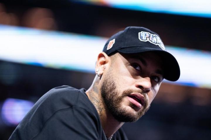 辟谣来得及时,内马尔免于劳动纠纷风波;前厨师揭露照片滥用真相,职业往事本无瑕疵。 体育新闻