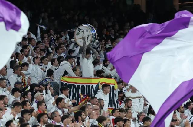 伯纳乌对决前夕,皇马曼城门票意外留白;高需求夜晚罕见松动。 体育新闻