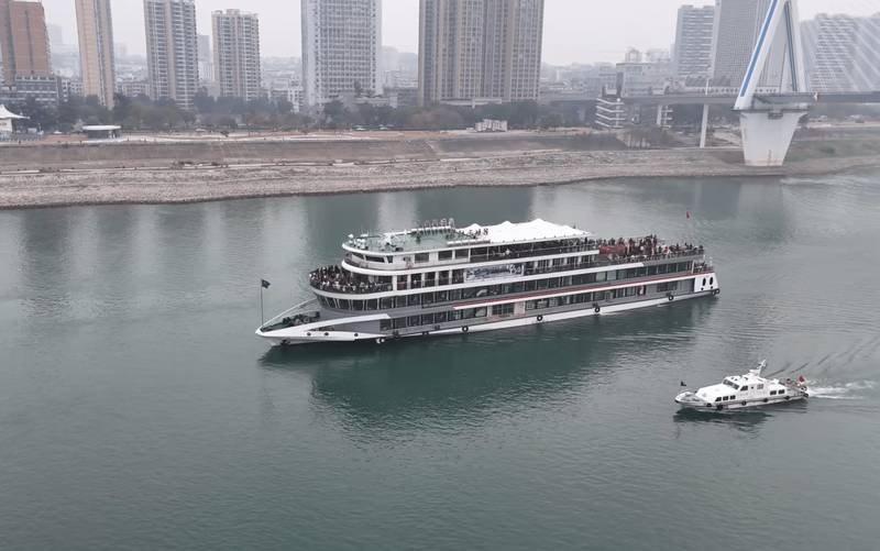 长江黄金水道活力迸发,春运货物吞吐显著增长。 新闻