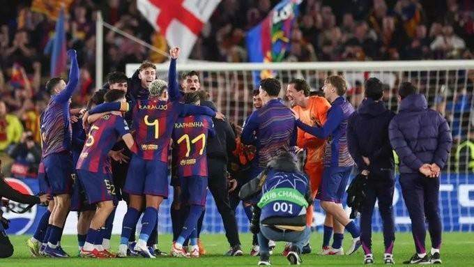 弗里克场内围圈讲话,简短宣布放假;巴萨将士欢呼,士气显著提升。 体育新闻