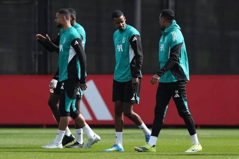 迷茫与期待:伊萨克伤愈复出后的战术抉择 体育新闻