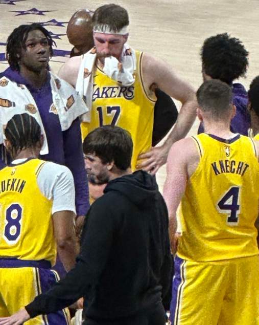  【深度复盘】湖人体系崩塌全记录：从冠军竞争者到战术废墟的数据切片 体育新闻