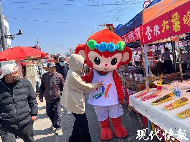  古镇庙会上那个让人热泪盈眶的瞬间：体育与传统的奇妙相遇 文化旅游