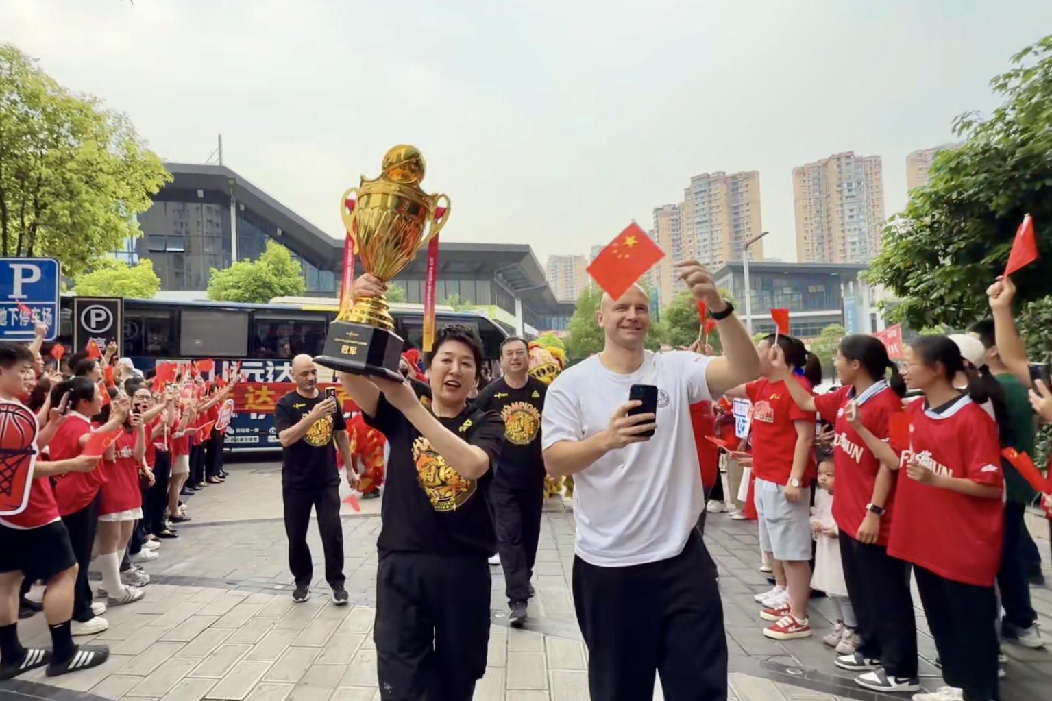  战术重构与极限应变：迪萨尔解密四川女篮逆转夺冠的技术内核 体育新闻
